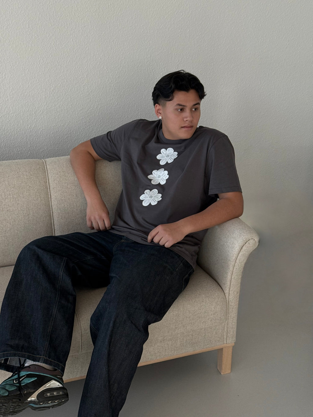 BLOMSTEN TEE - ANTHRACITE