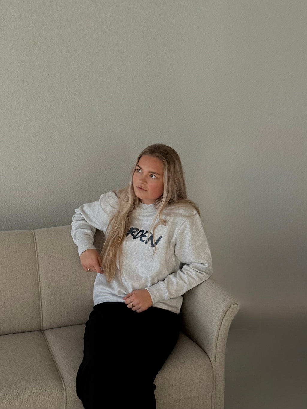 BLOMSTEN SWEATER - GRÅ