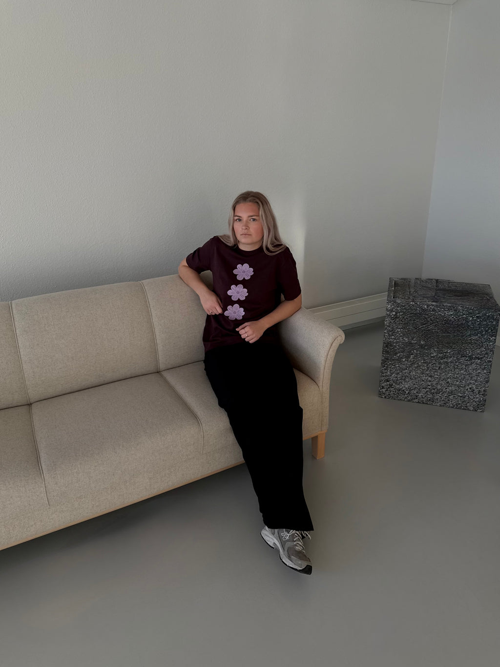 BLOMSTEN TEE - BORDEAUXRØD