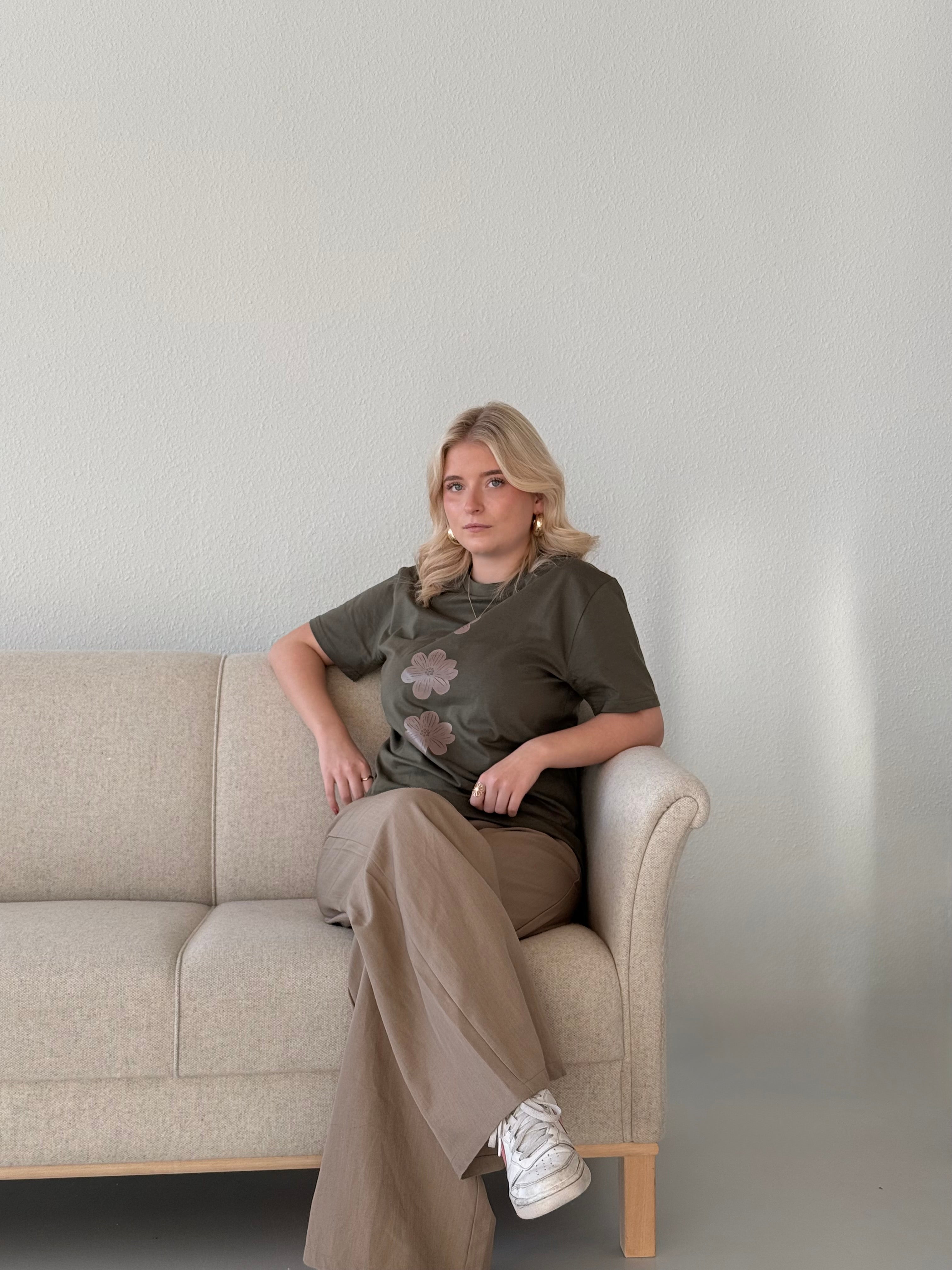 BLOMSTEN TEE - KHAKI